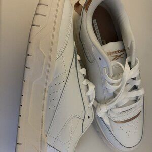 White and Gold Rebock Tennis Shoes Size: 7